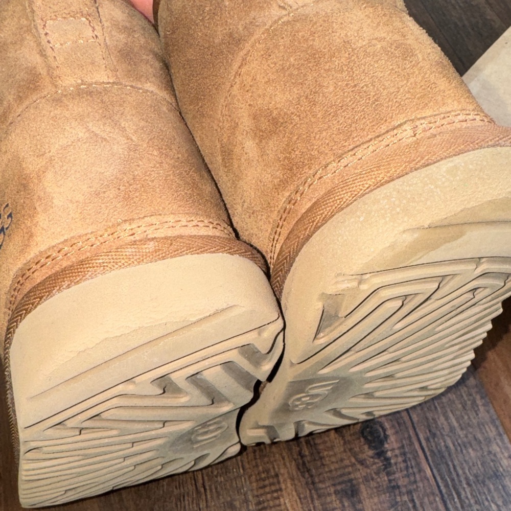 UGG Kids  Neumell ll tan boots - Picture 16 of 16